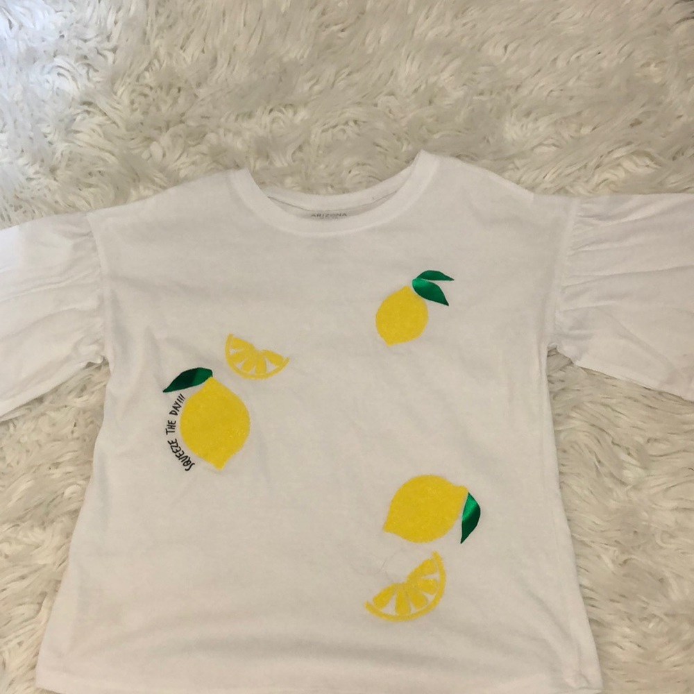 Loose sleeve t-shirt with lemons and the saying “squeeze the day”